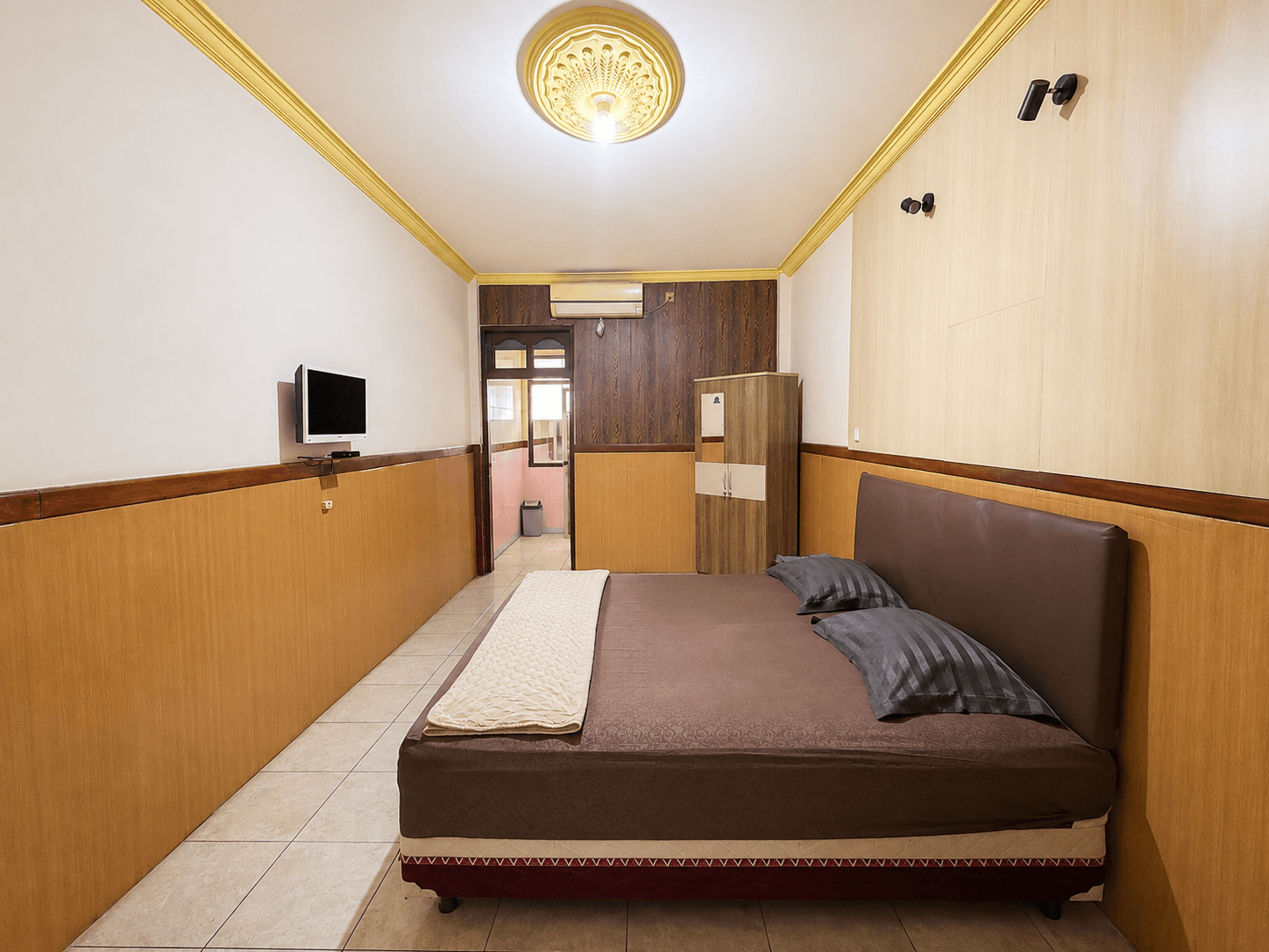 Foto Kamar Deluxe B — Hotel Dewi